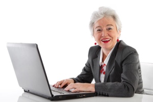 Ältere Dame mit Computer